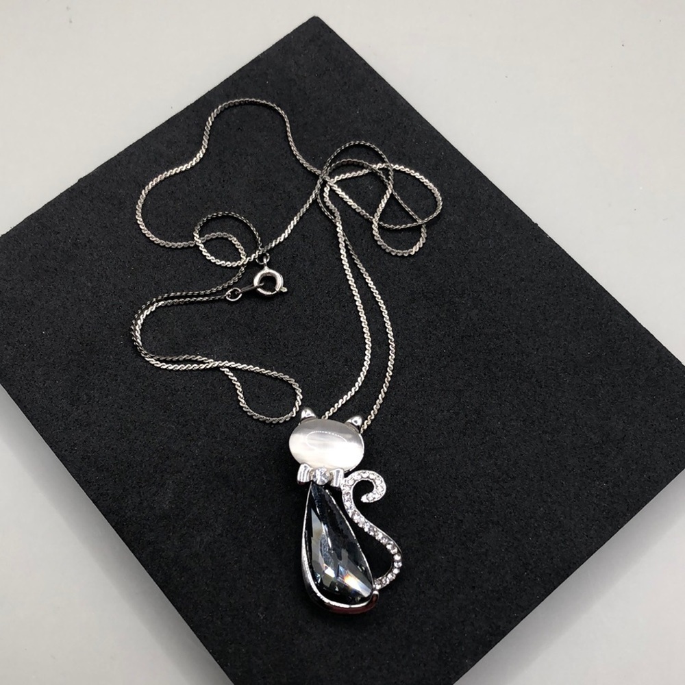 Crystal cat eye glam kitty cat pendant chain silver necklace.